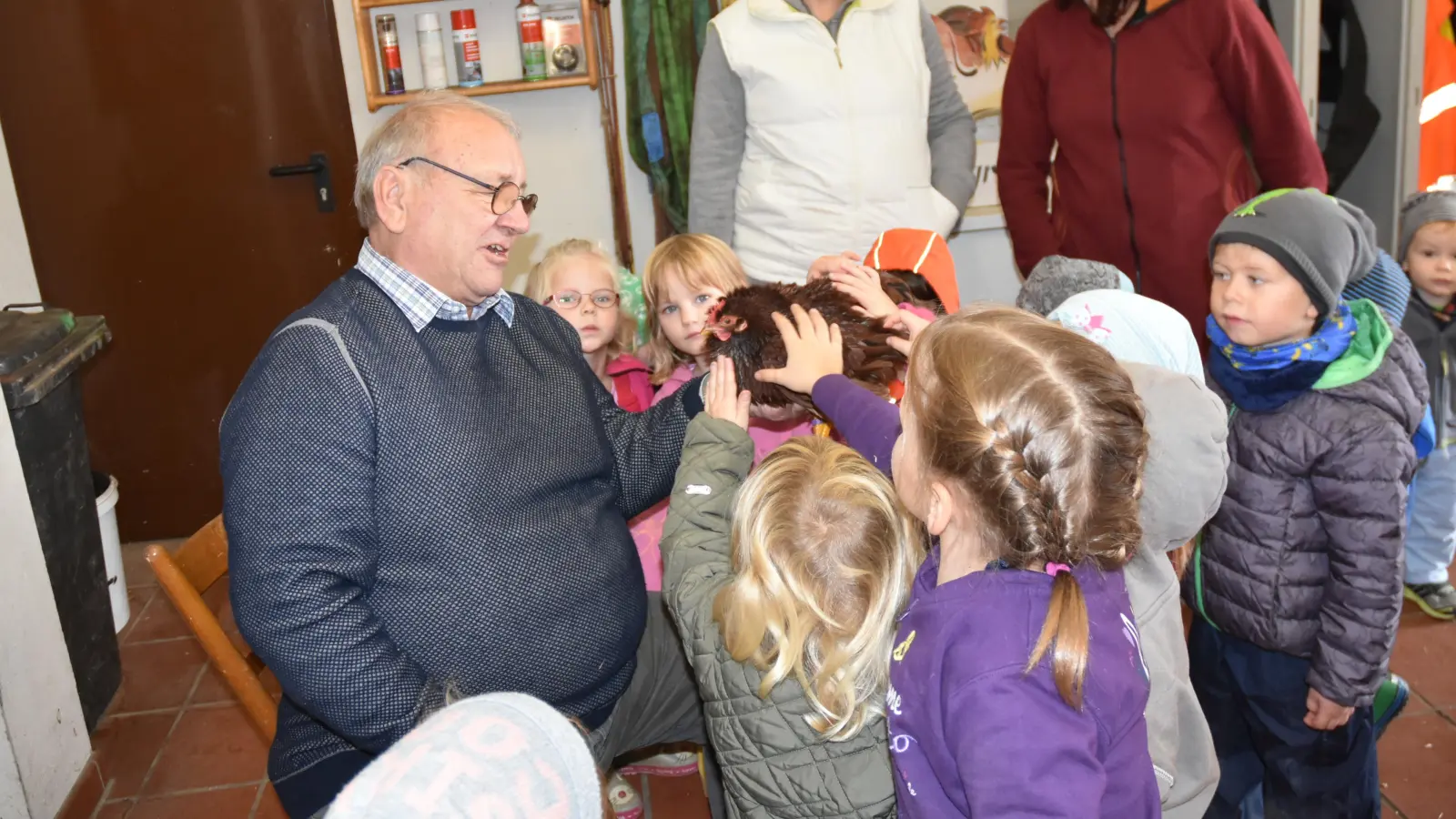 Leonhard Roch in seinem Element: Der Andrang ist jedes Jahr groß, wenn der Kindergarten anrückt. Die Mädchen und Buben wollen das Huhn immer anfassen und streicheln. (Archivbild: Anita Dlugoß)