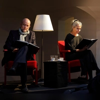 Lesen aus Briefen von Peter Tschaikowsky und Nadjeschda von Meck: Robert Arnold und Nicole Schneider während der vierten Lesung der Reihe „ANhören” im Renaissancehof in der Ansbacher Büttenstraße. (Foto: Thomas Wirth)