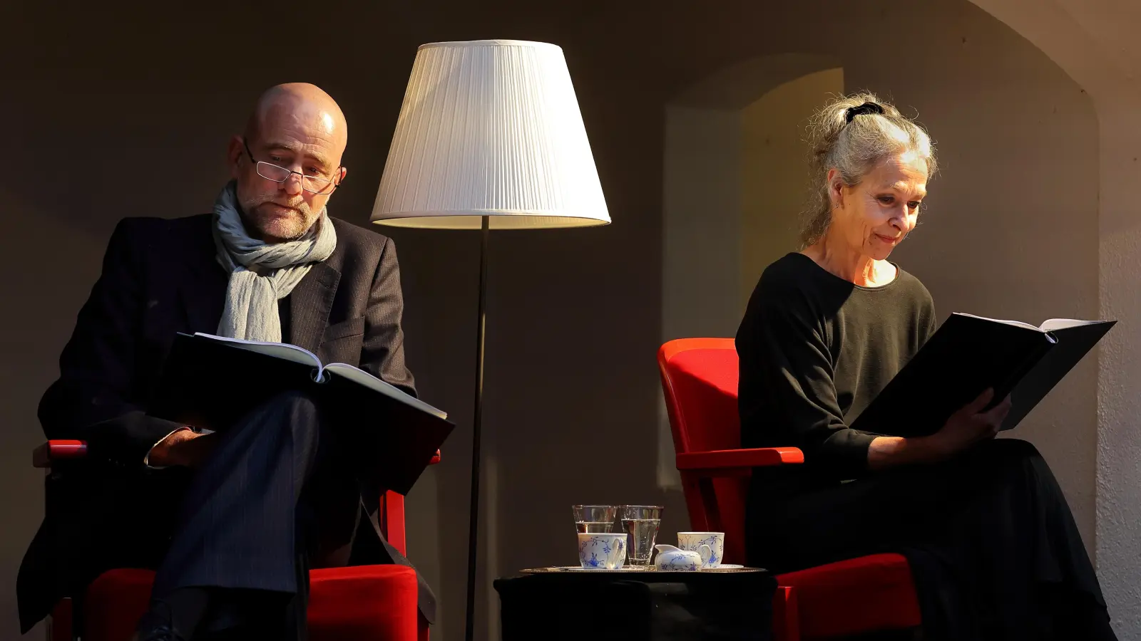 Lesen aus Briefen von Peter Tschaikowsky und Nadjeschda von Meck: Robert Arnold und Nicole Schneider während der vierten Lesung der Reihe „ANhören” im Renaissancehof in der Ansbacher Büttenstraße. (Foto: Thomas Wirth)