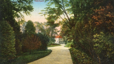 Ein Blick in den Hofgarten auf einer historischen Postkarte, im Hintergrund ist ein Gärtnerhaus zu erkennen: Ende Juli 1925 richtete die Ansbacher Künstlerin Fräulein Scheidemandel zwischen Bäumen und Büschen im Park ein Naturtheater ein. (Repro: Alexander Biernoth)