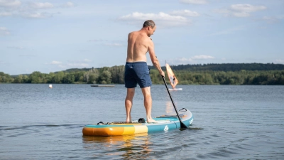 Stand-up-Paddling ist ein Ganzkörpertraining, bei dem die Muskulatur in Armen, Rücken und Rumpf gestärkt wird. (Foto: Benjamin Nolte/dpa-tmn)