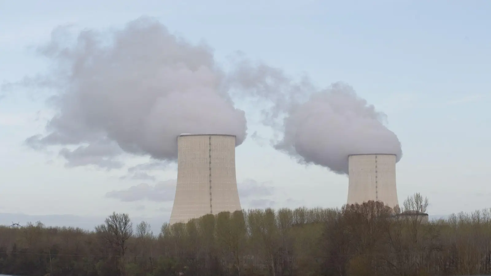 Frankreich drosselt seine Atomstromproduktion, weil eine Hitzewelle Flüsse aufheizt. (Archivbild). (Foto: picture alliance / dpa)