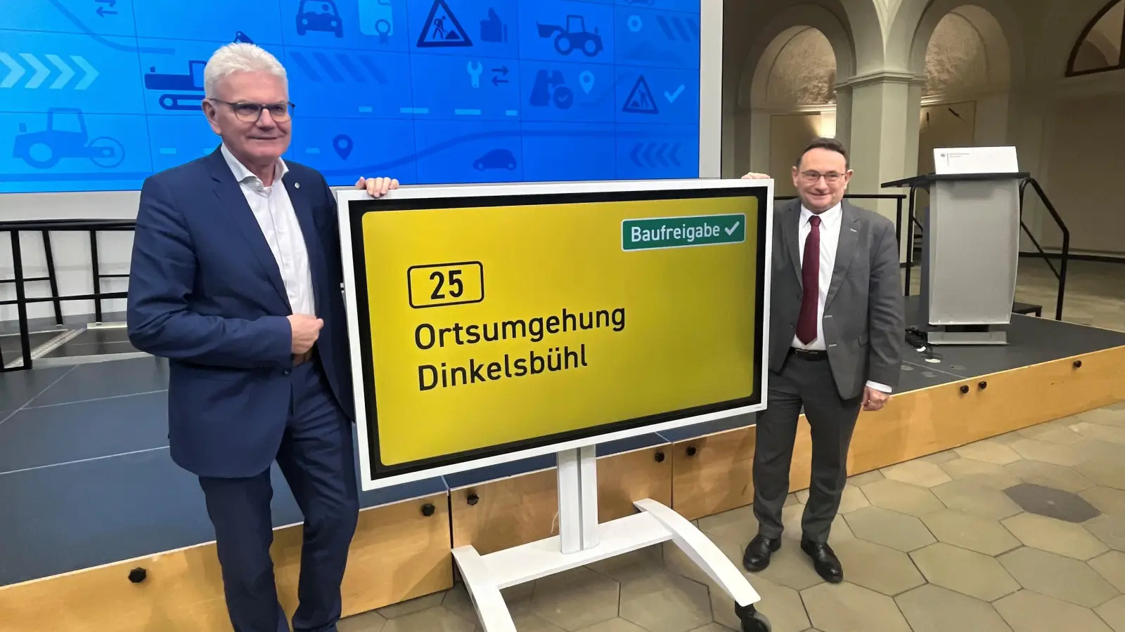 MdB Artur Auernhammer (links) und Staatssekretär Ulrich Lange freuen sich, dass Bundesverkehrsminister Patrick Schieder die offizielle Baufreigabe für die Dinkelsbühler B25-Ortsumfahrung unterzeichnet hat. (Foto: Abgeordnetenbüro Auernhammer/Valentin Huber)