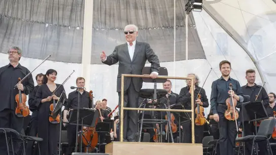 Daniel Barenboim, Generalmusikdirektor der Staatsoper, begrüßt die Zuschauer auf dem Bebelplatz. (Foto: Joerg Carstensen/dpa)