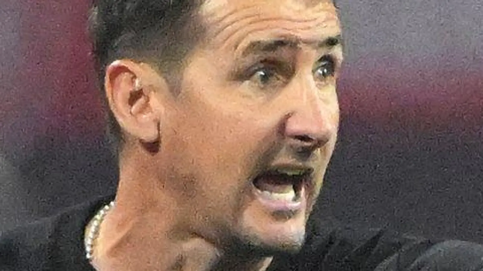 Endlich Sieger: Miroslav Klose in Aktion am Spielfeldrand. (Foto: Jens Niering/dpa)