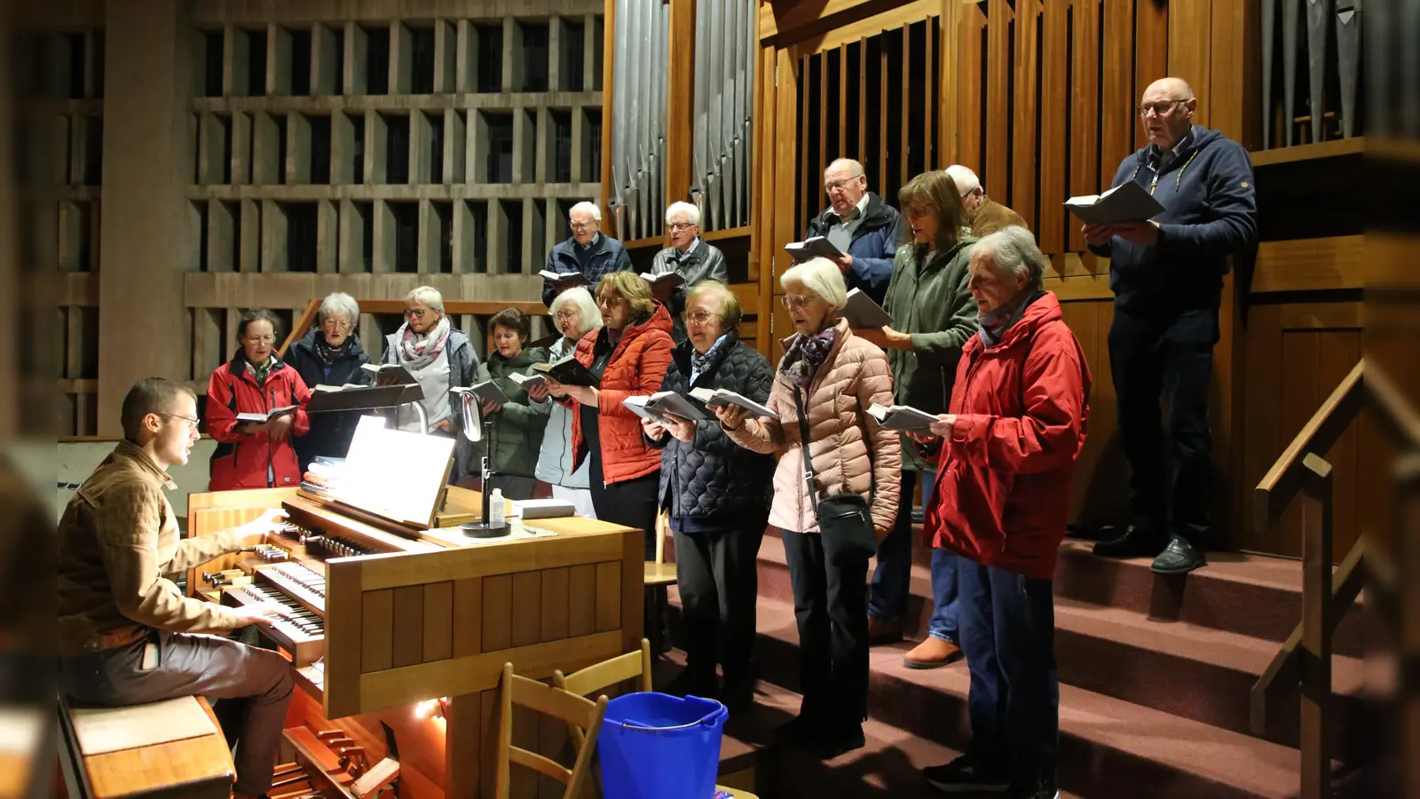 Abschieds-Auftritt: Regionalkantor Thorsten Rascher begleitete den letzten Auftritt der Schola Christkönig an der Orgel und dirigierte das Ensemble. (Foto: Alexander Biernoth)