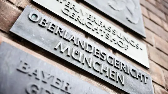 Die Schriftzüge „Bayer. Verfassungsgerichtshof”,”Oberlandesgericht München” und „Bayer. Anwaltsgerichtshof”. (Foto: Matthias Balk/dpa)
