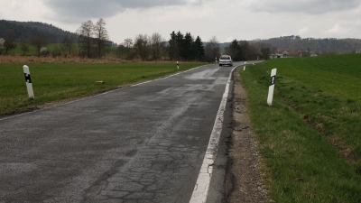 Schmal, kurvig und brüchig: Die Staatsstraße durch den Schwarzbachgrund befindet sich in einem miserablen Zustand. (Foto: Nicolas Sportelli)
