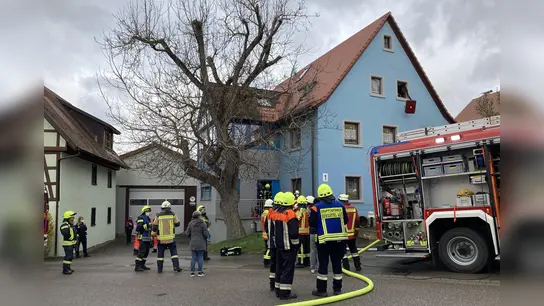 Die Wehren aus Rothenburg, Neusitz und Gebsattel löschten ein kleines Feuer in einem Wohnhaus in Neusitz. (Foto: Clarissa Kleinschrot)
