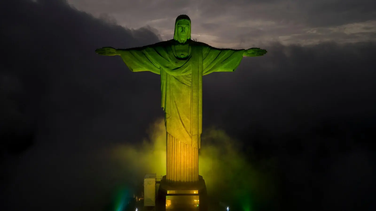 Die Christus-Erlöser-Statue ist in den Farben der brasilianischen Nationalflagge beleuchtet, um die verstorbene Fußballlegende Pelé zu ehren. (Foto: Bruna Prado/AP/dpa)