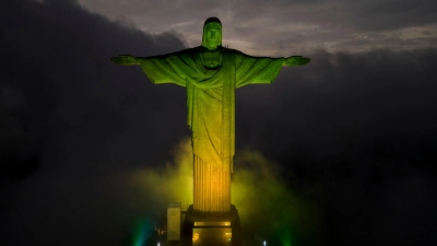 Die Christus-Erlöser-Statue ist in den Farben der brasilianischen Nationalflagge beleuchtet, um die verstorbene Fußballlegende Pelé zu ehren. (Foto: Bruna Prado/AP/dpa)