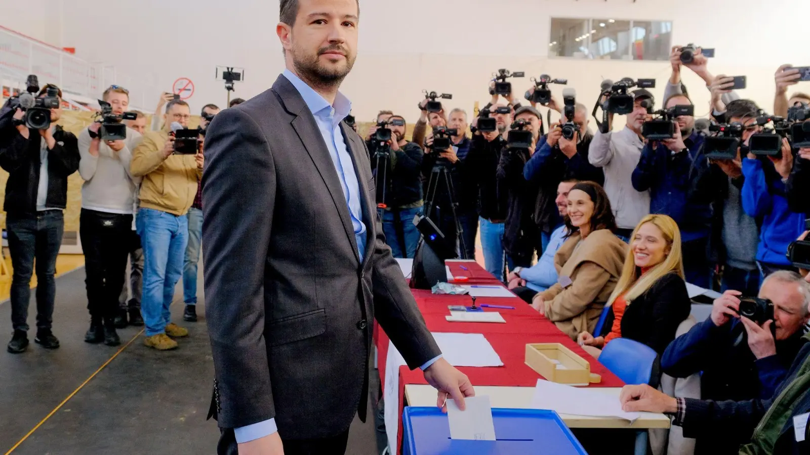 Jakov Milatovic ist klarer Gewinner bei der Präsidentenwahl in Montenegro. Der Wirtschaftswissenschaftler befürwortet unter anderem eine Annäherung an Serbien. (Foto: Risto Bozovic/AP/dpa)
