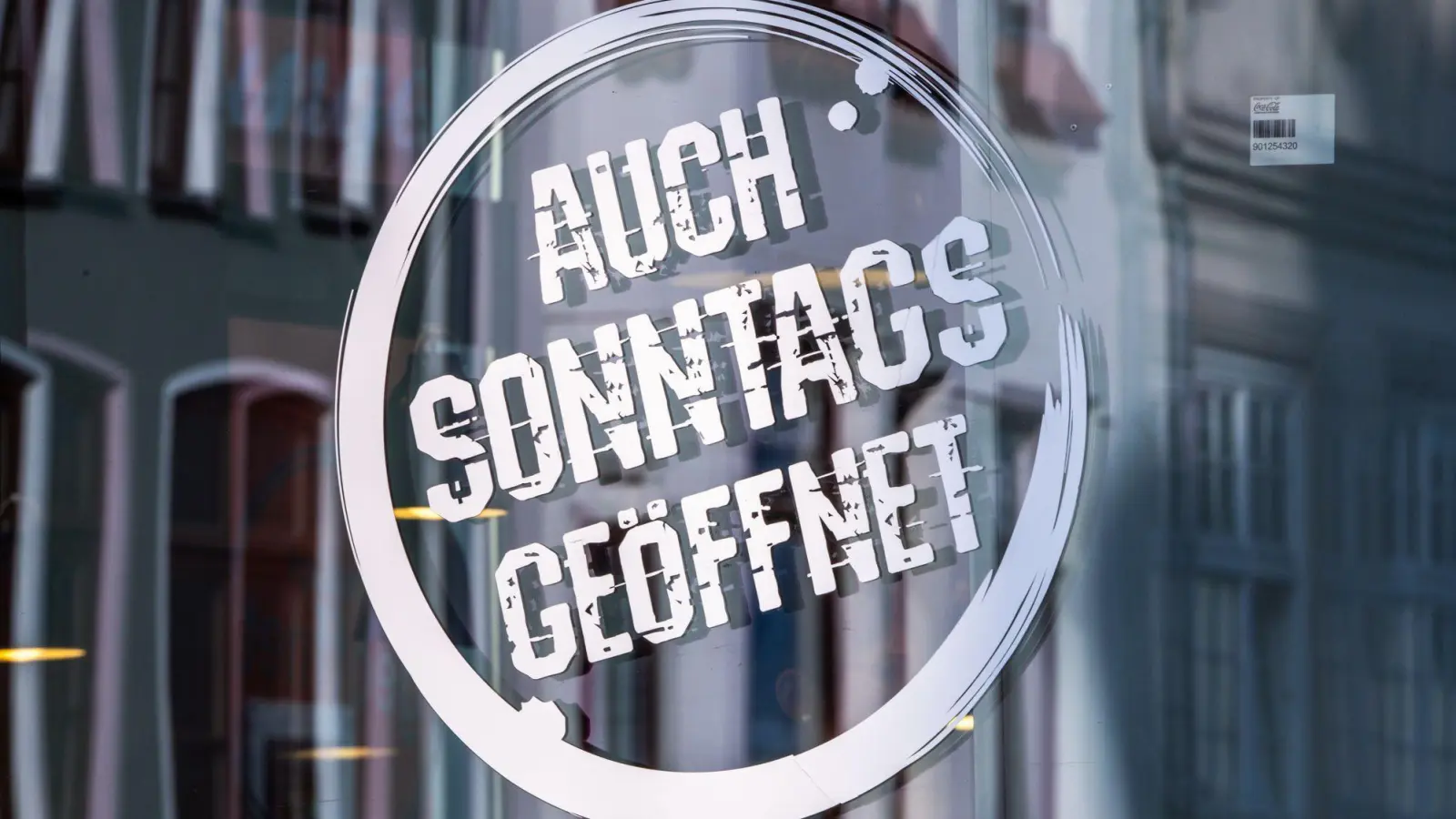 An Sonn- und Feiertagen müssen Geschäfte in der Regel geschlossen bleiben. In einigen Bundesländern gibt es bereits Sonderregelungen für Sonntagsöffnungen. (Symbolbild)  (Foto: Jens Büttner/dpa)