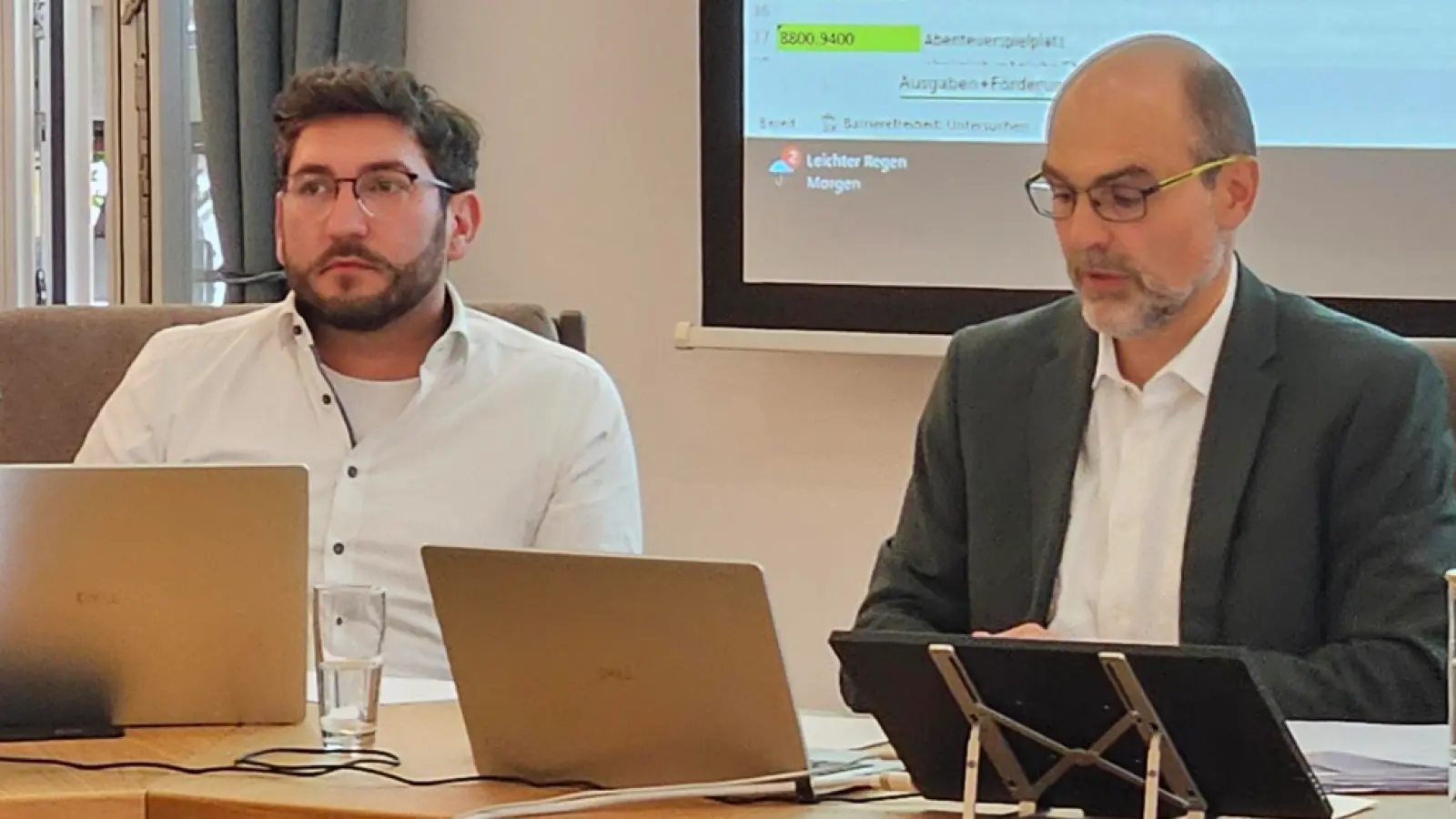 Sieht keine Zukunft in einer Doppelfunktion von Dietrich Negrea (links) als Leiter der städtischen Finanzverwaltung und Chef des Kommunalunternehmens: Bürgermeister Markus Liebich.  (Foto: Wolfgang Grebenhof)
