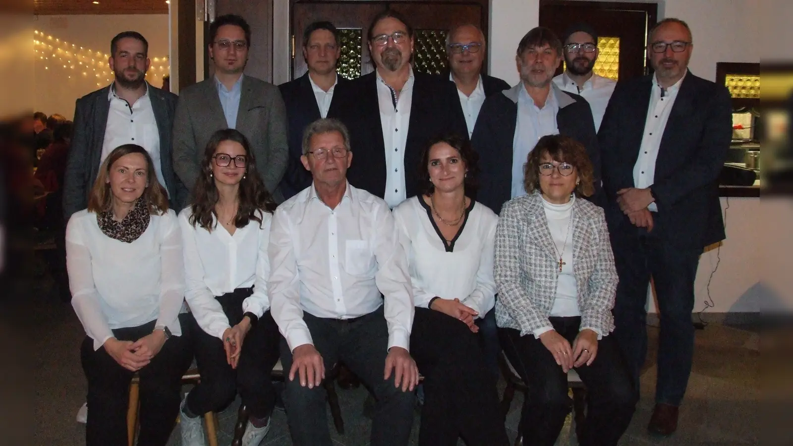 Die nominierten Gemeinderatskandidierenden der Bürgerliste Markt Arberg mit dem Bewerber um das Bürgermeister-<br>amt, Alexander Brehm (stehend, Vierter von links). (Foto: Jasmin Kiendl )