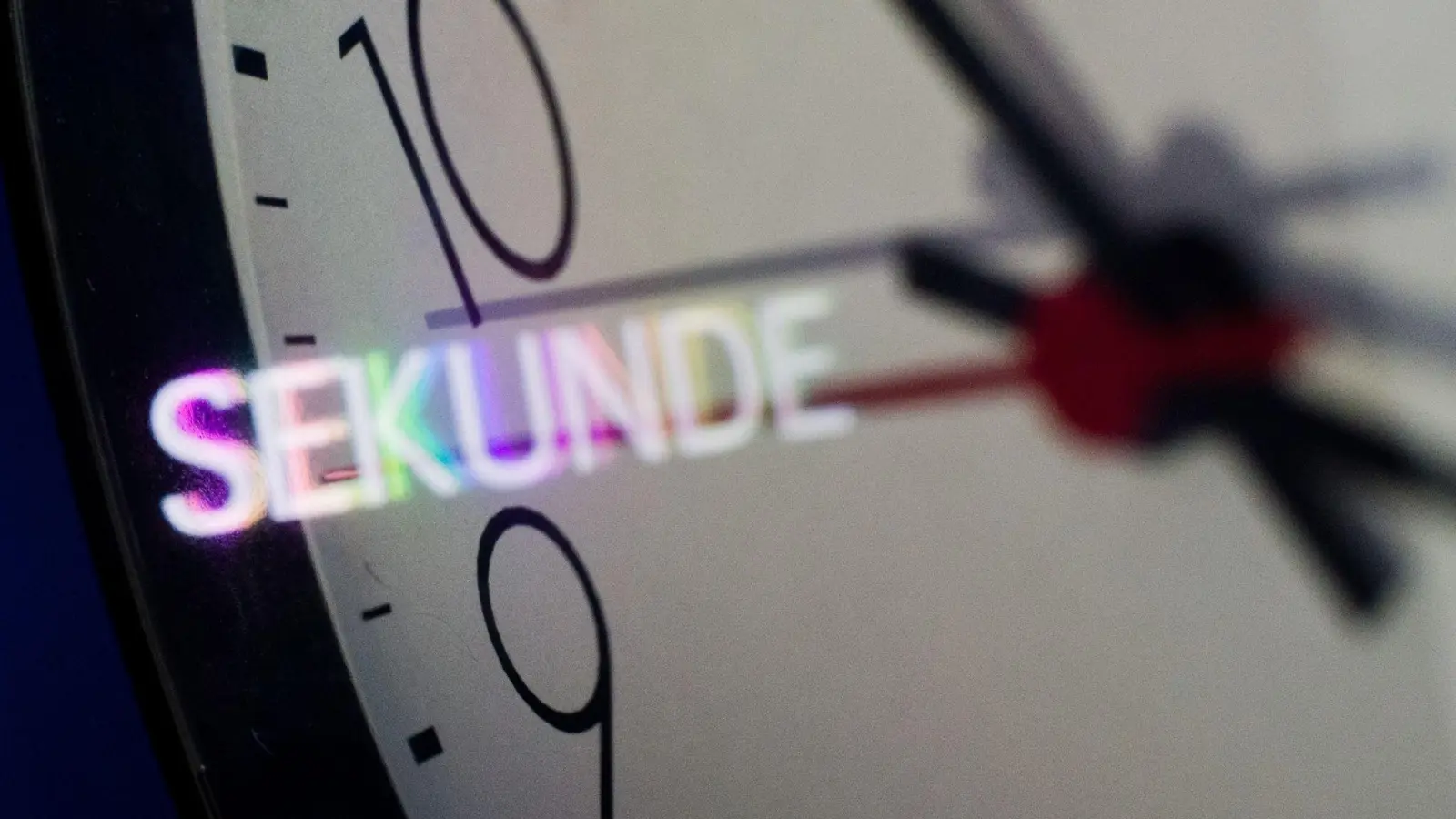 Künftig sollen Abweichungen zwischen unseren Uhren und der Erdrotation nicht mehr durch Schaltsekunden ausgeglichen werden. (Archivbild) (Foto: Julian Stratenschulte/dpa)