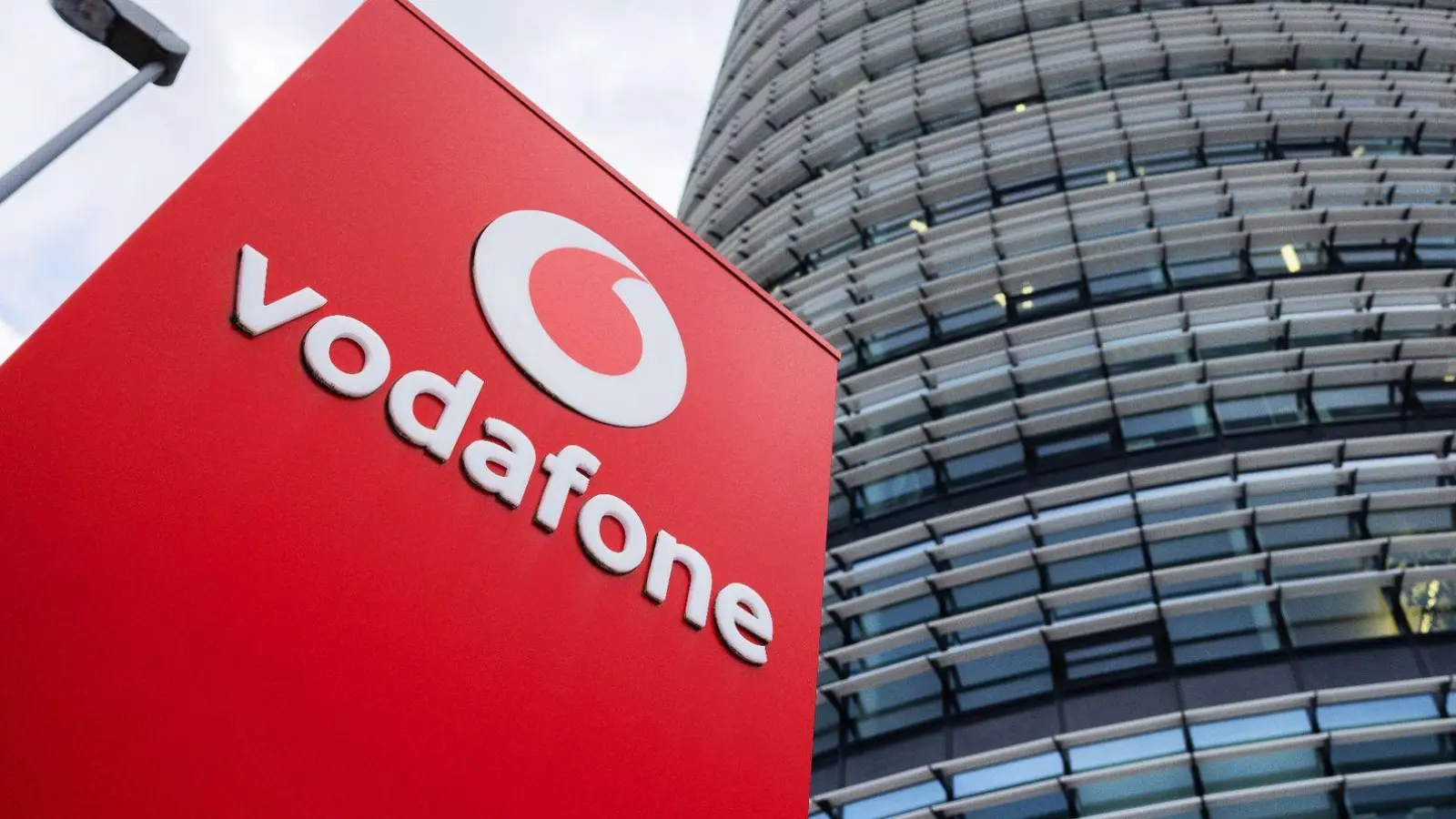 Vodafone will ingesamt 2000 Stellen einsparen. (Foto: Rolf Vennenbernd/dpa)