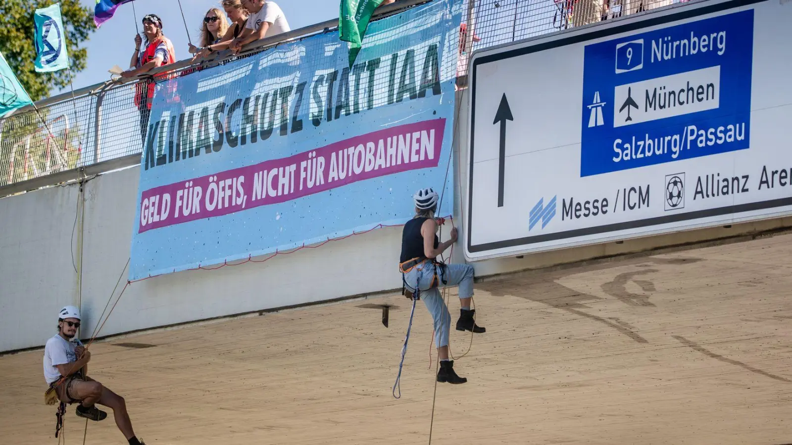 Wegen ihrer Abseilaktion standen Klimaaktivisten vor dem Amtsgericht Freising. (Archivbild) (Foto: Christoph Schmidt/dpa)