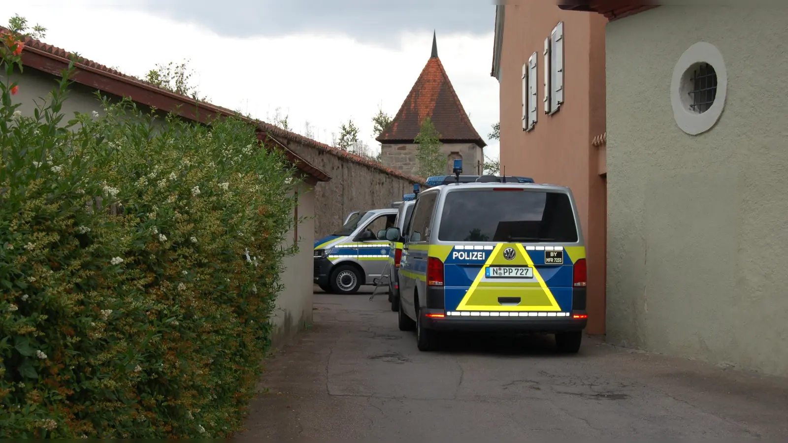 Der Untere Mauerweg war durch Poilzeifahrzeuge gesperrt. In der Gasse hatte die Streife den 22-Jährigen angetroffen, der sich laut Polizei sehr aggressiv verhielt. (Foto: Markus Weinzierl)