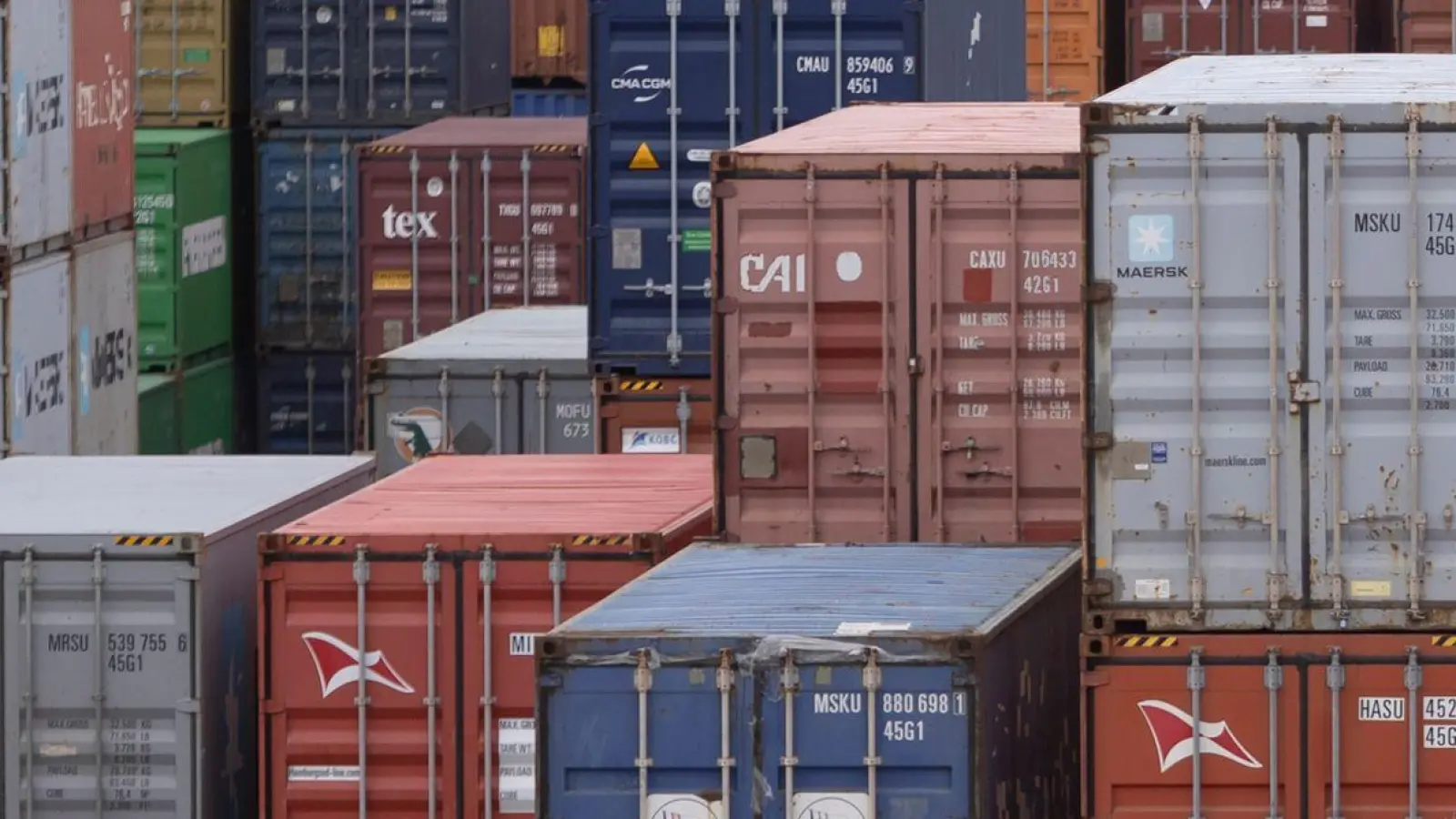 Zwei solcher Schiffscontainer standen in Mittelfranken in Flammen. (Symbolbild) (Foto: Tim Würz/dpa)