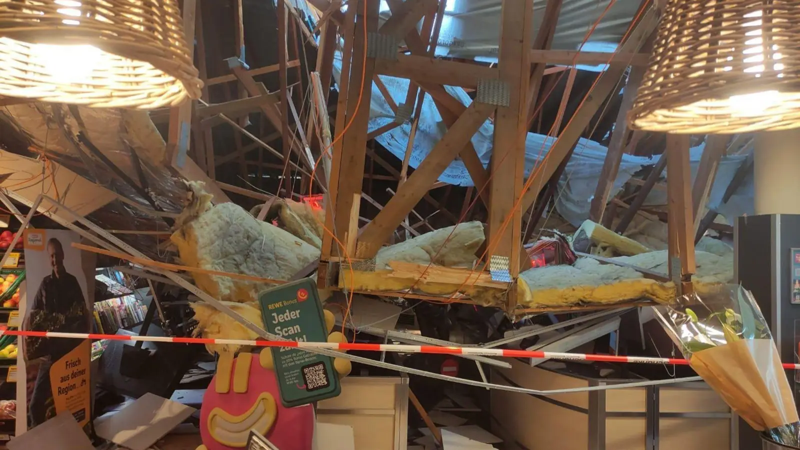 Die tonnenschwere Dachkonstruktion hängt über den Kassen. (Foto: Freiwillige Feuerwehr Lauchringen/dpa)