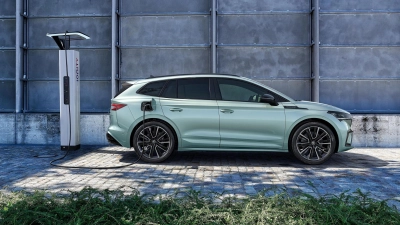 Zeit für neue Energie: Ein Skoda Enyaq füllt seine Batterie an einer Ladesäule (Foto: Skoda/dpa-tmn)