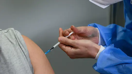 Ein Impfling lässt sich im Impfzentrum mit dem Corona-Impfstoff von Novavax impfen. (zu dpa „Standardimpfungen rückläufig in Sachsen - Plus bei anderen“) (Foto: Robert Michael/dpa-Zentralbild/dpa)