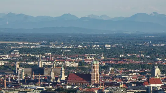 Blick vom Olympiaberg auf die Münchner Innenstadt mit der Frauenkirche. (Foto: Soeren Stache/dpa/Symbolbild)