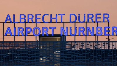 Der Schriftzug „Albrecht Dürer Airport Nürnberg“ leuchtet auf dem Dach eines Parkhauses. (Foto: Daniel Karmann/dpa/Symbolbild)