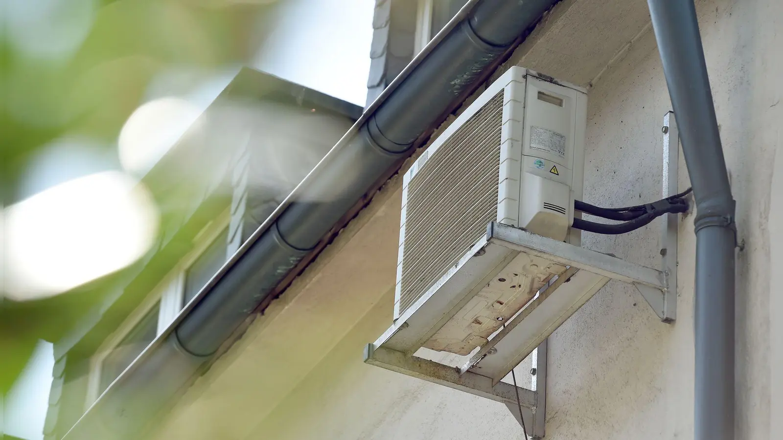 Fest verbaute Klimaanlagen sind tendenziell effizienter als mobile Geräte. (Archivbild)  (Foto: Caroline SeidSeidel-Dißmannel/dpa)