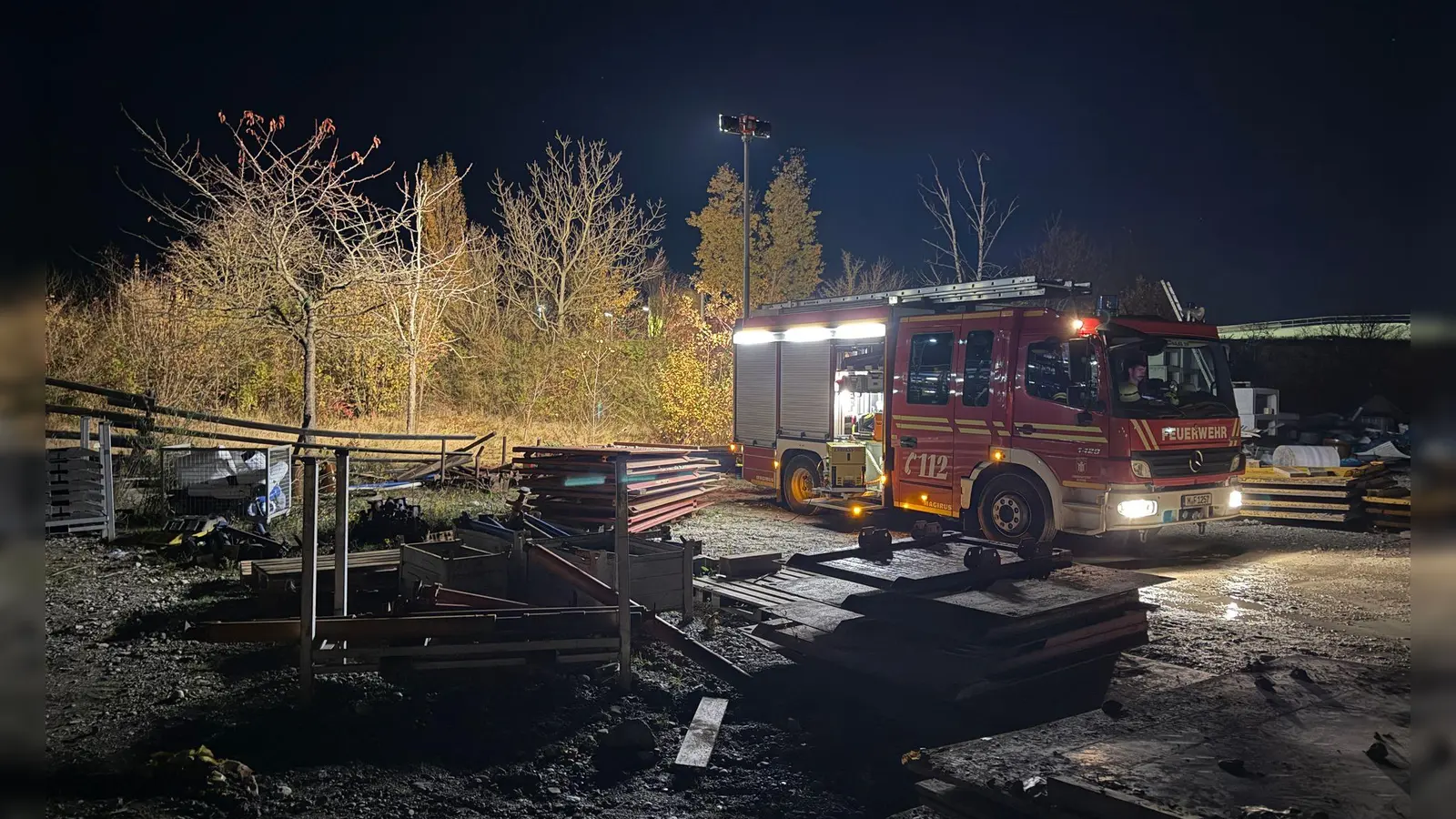Nach dem Brand eines Obdachlosenlagers, bei dem eine tote Frau gefunden wurde, ermittelt die Polizei, ob es sich dabei um ein Gewaltdelikt handeln könnte. (Foto: Friedrich/vifogra/dpa)