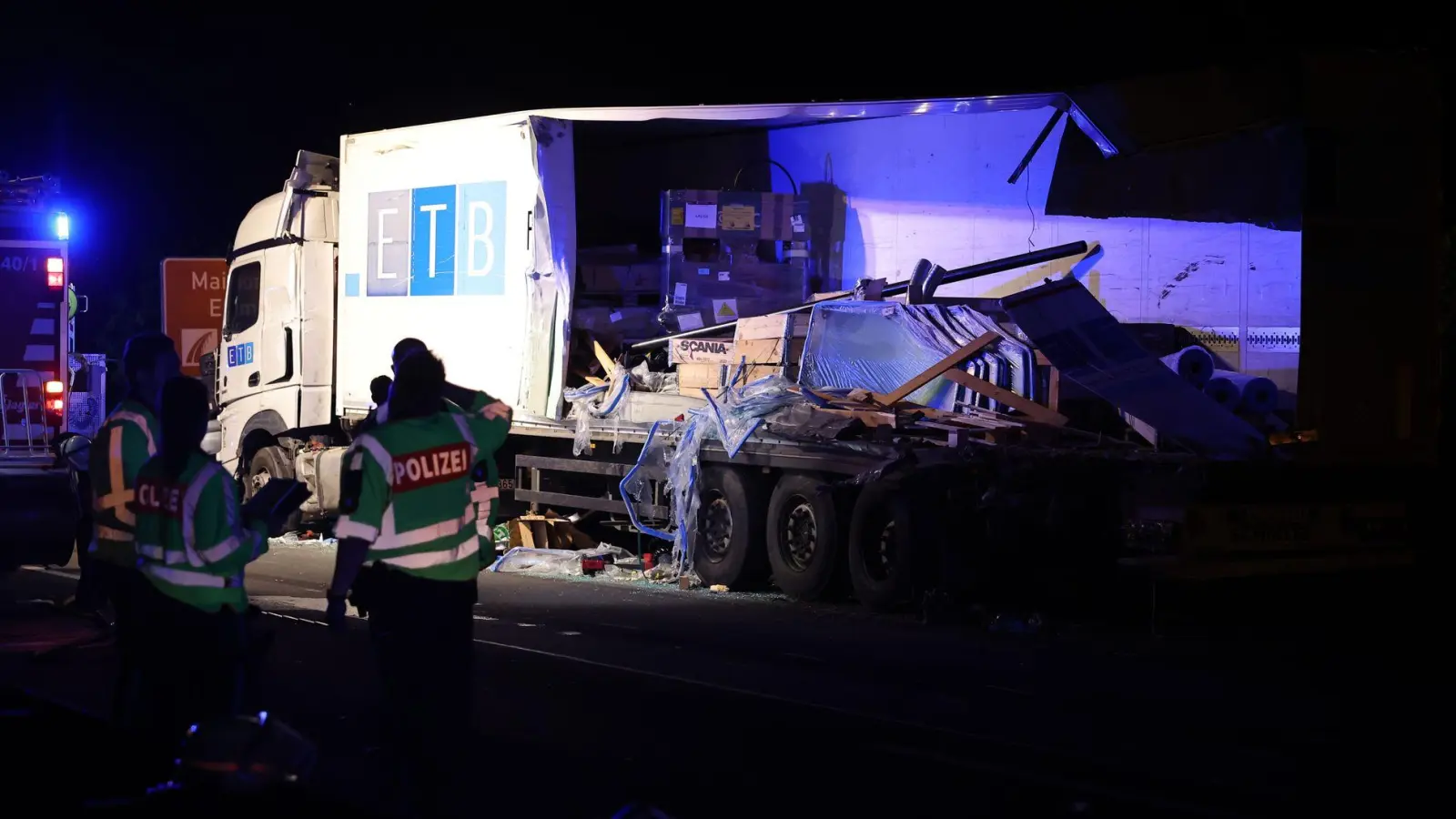 Warum es zu dem Zusammenstoß auf der Gegenfahrbahn kam, ist bislang unklar. (Foto: Daniel Karmann/dpa)