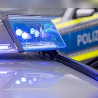 Nach einem Badeunglück in Oberfranken ermittelt die Polizei. (Symbolbild) (Foto: Daniel Karmann/dpa)