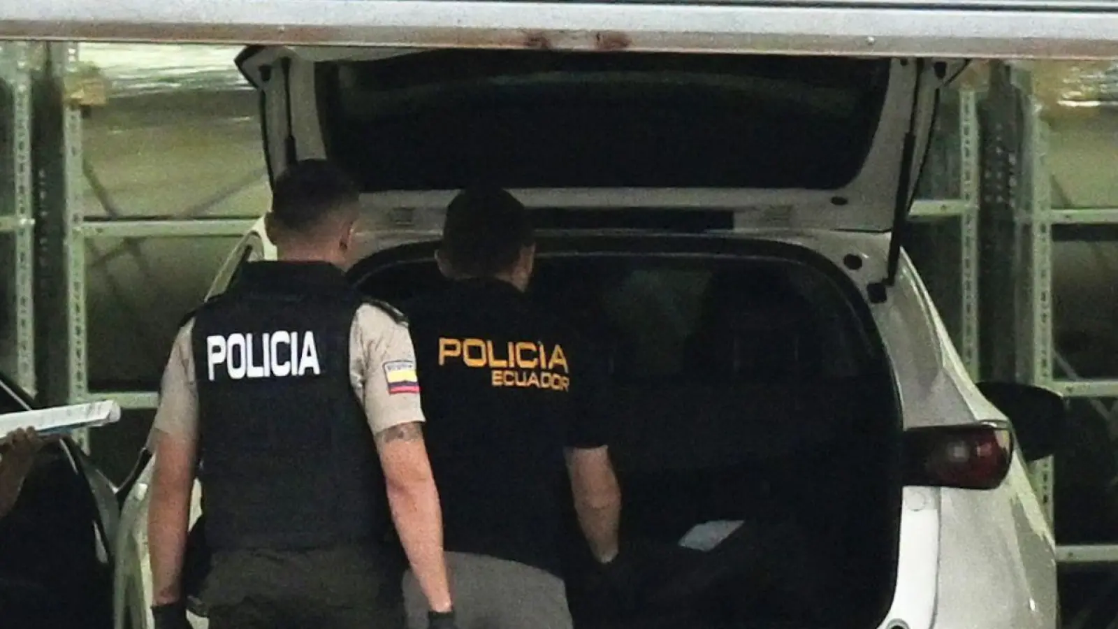 Polizisten in Schutzwesten untersuchen das Auto des erschossenen Staatsanwalts César Suárez. (Foto: dpa)