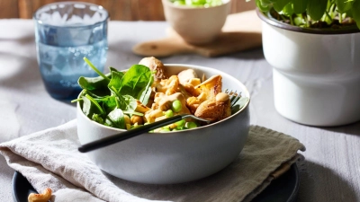 Punktet mit Proteinen: Die Kartoffel-Fitness-Bowl mit Cashewkernen und Kichererbsen ist vielseitig und einfach zubereitet.  (Foto: KMG/die-kartoffel.de /dpa-tmn)