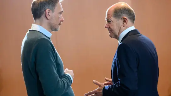 Christian Lindner (l.) und Olaf Scholz zu Beginn einer Kabinettssitzung im Bundeskanzleramt. (Foto: Bernd von Jutrczenka/dpa)