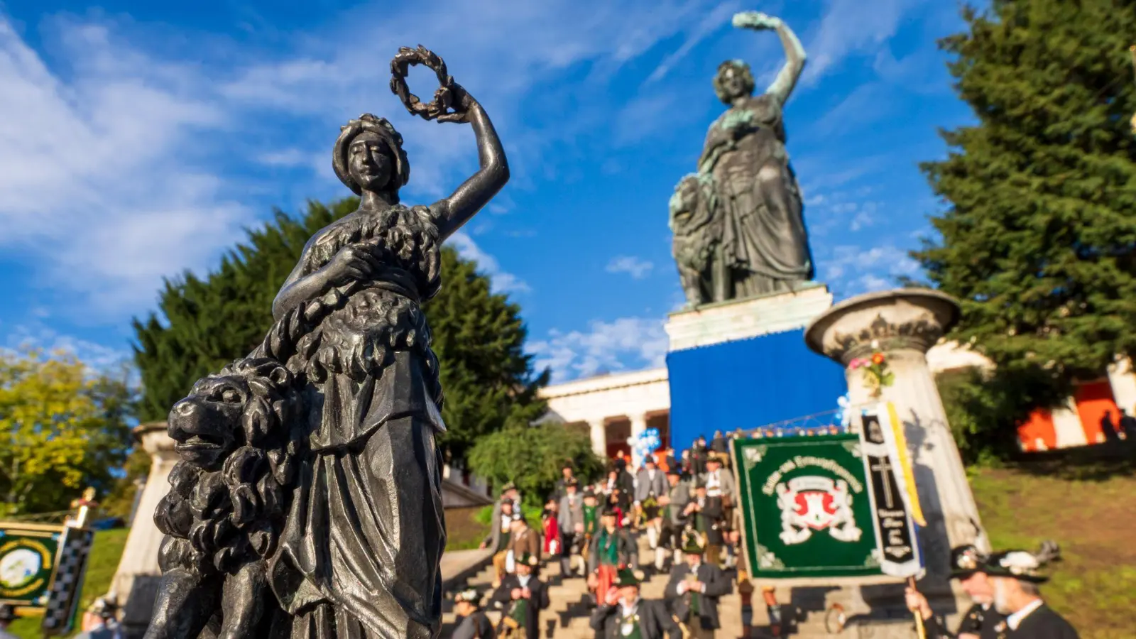 Seit 175 Jahren thront die Bavaria über der Theresienwiese. (Foto: Peter Kneffel/dpa)