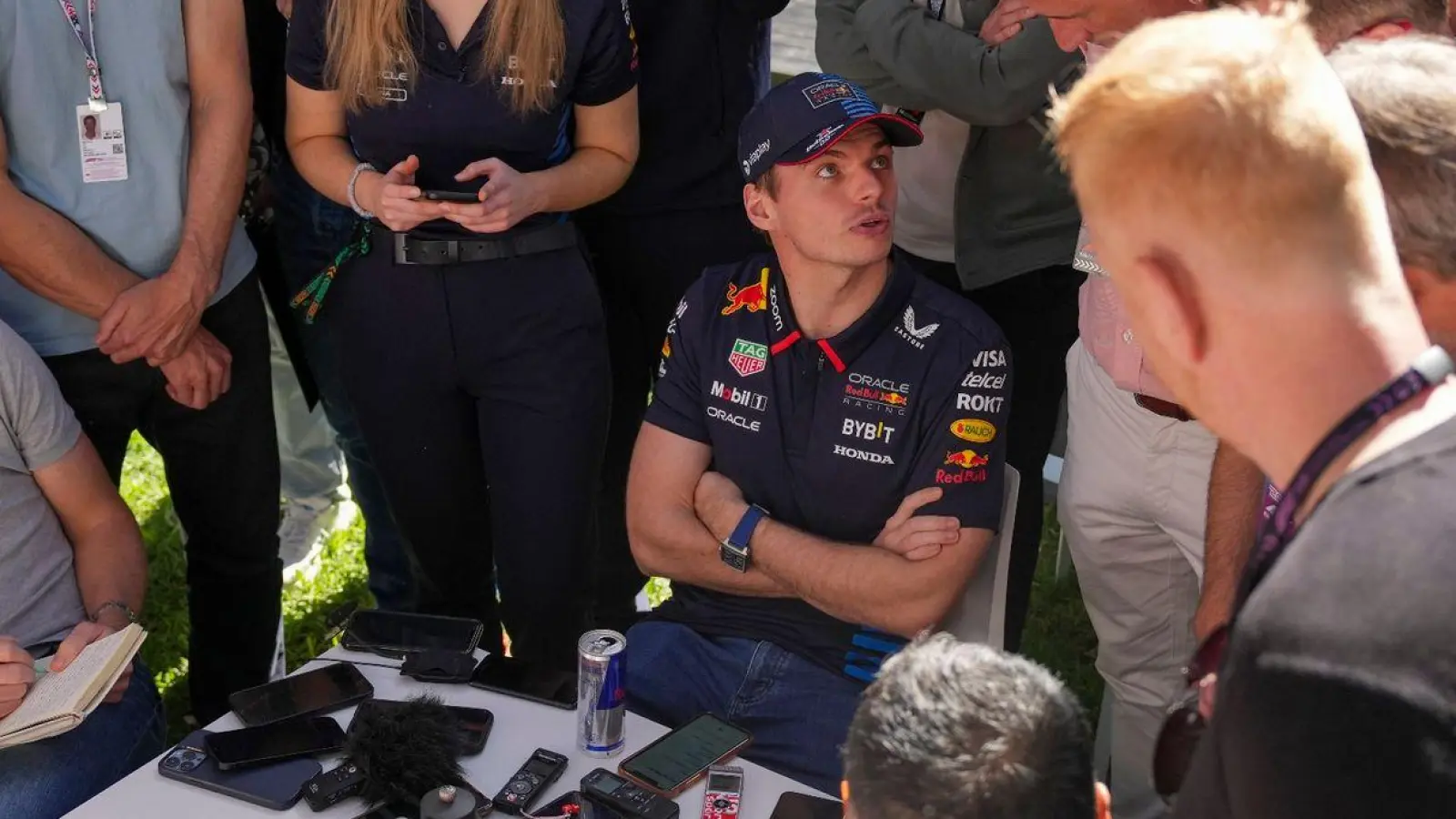 Max Verstappen bei einem Interviewtermin in Melbourne. (Foto: Asanka Brendon Ratnayake/AP)