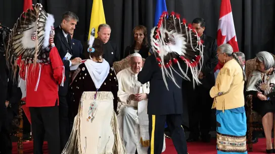 Papst Franziskus wird von Vertretern der Kanadischen Ureinwohner in Edmonton begrüßt. (Foto: Johannes Neudecker/dpa)