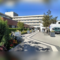 Krankenhäuser, hier das Klinikum Ansbach, können nur Kosten sparen, wenn Leistungen konzentriert werden, meint Gesundheitsministerin Judith Gerlach.  (Archivbild: Robert Maurer)