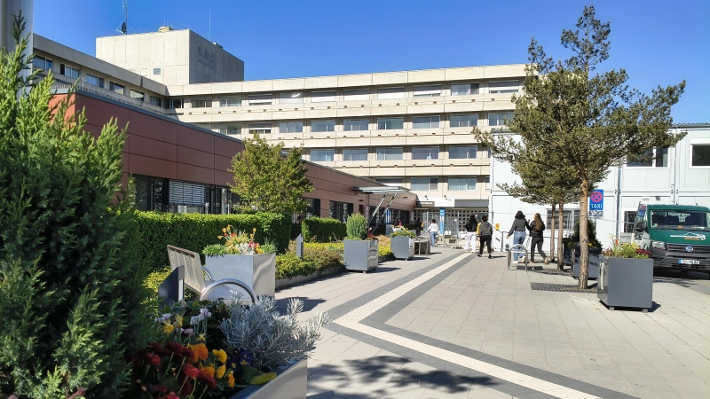 Krankenhäuser, hier das Klinikum Ansbach, können nur Kosten sparen, wenn Leistungen konzentriert werden, meint Gesundheitsministerin Judith Gerlach.  (Archivbild: Robert Maurer)