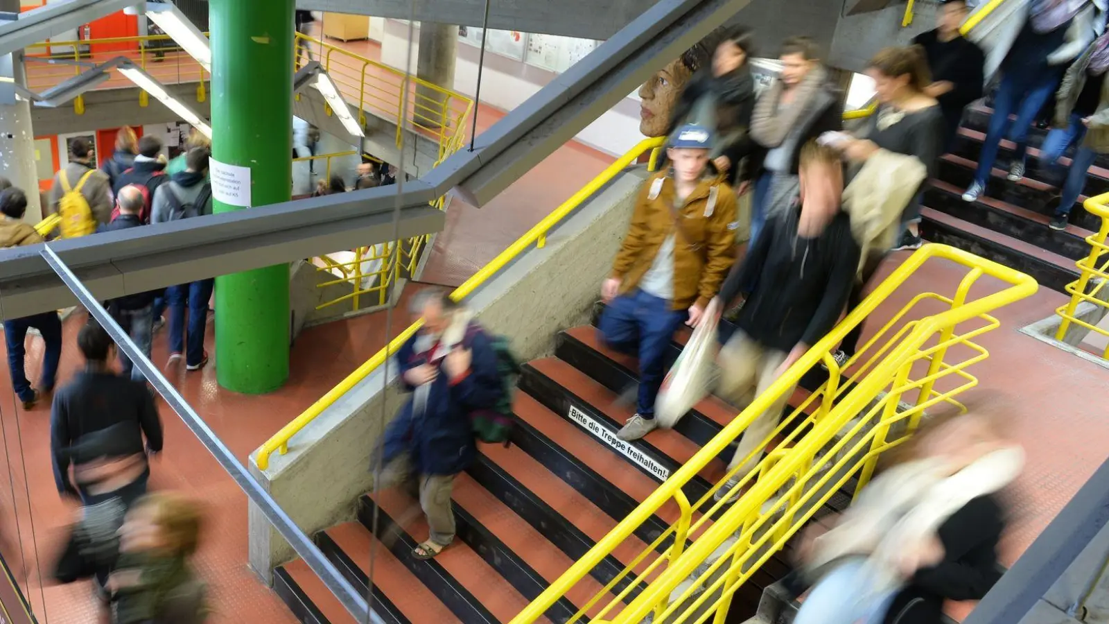 Geldanlage oder Altersvorsorge: Verbraucherschützer raten Studierenden davon ab, entsprechende Verträge am Campus zu unterzeichnen. (Foto: Felix Kästle/dpa-tmn)