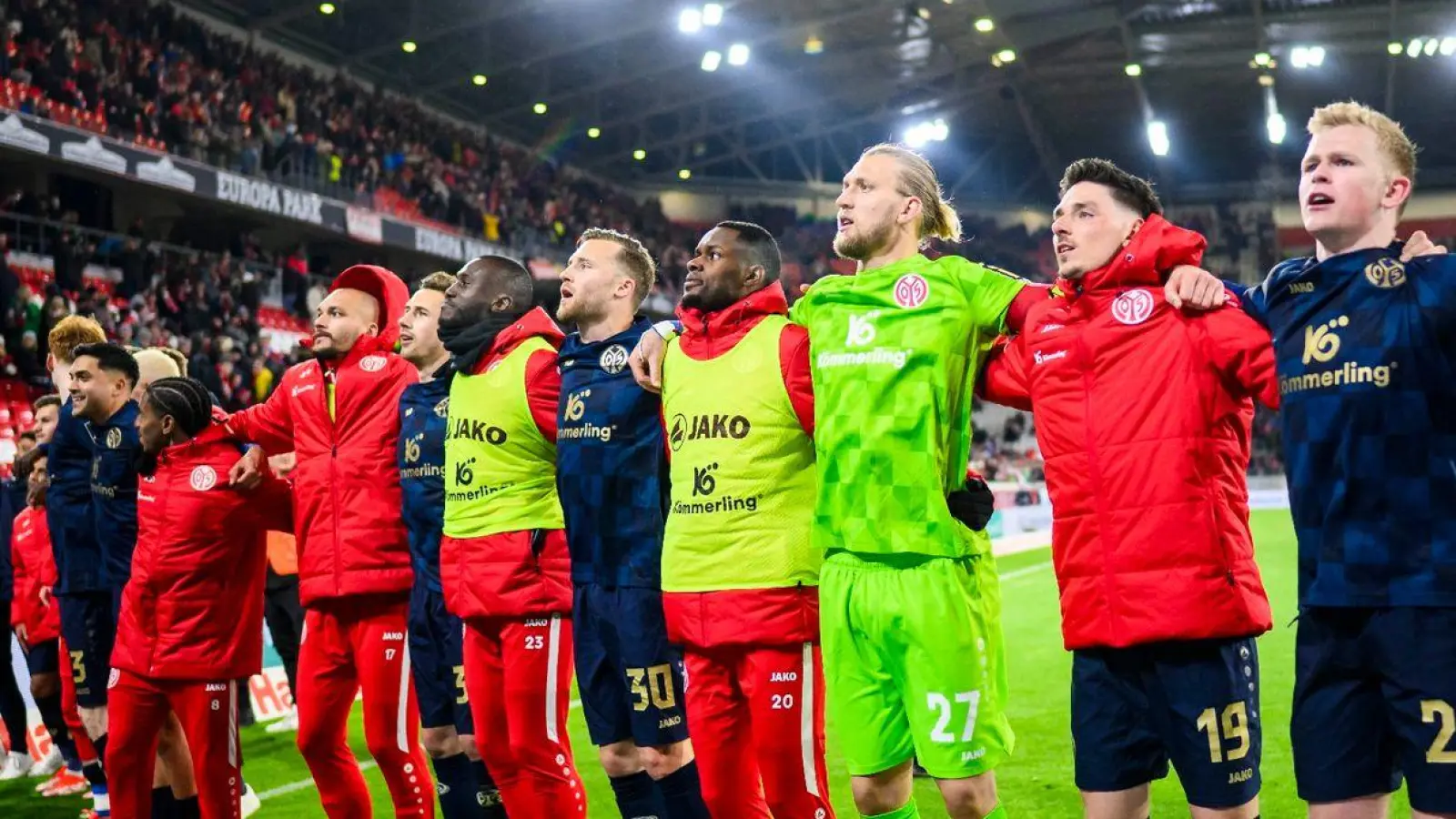 Die Mainzer Spieler bedanken sich nach dem Spiel bei den Fans für die Unterstützung. (Foto: Tom Weller/dpa)