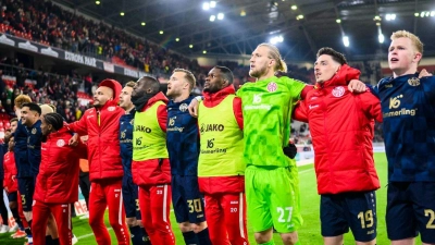 Die Mainzer Spieler bedanken sich nach dem Spiel bei den Fans für die Unterstützung. (Foto: Tom Weller/dpa)