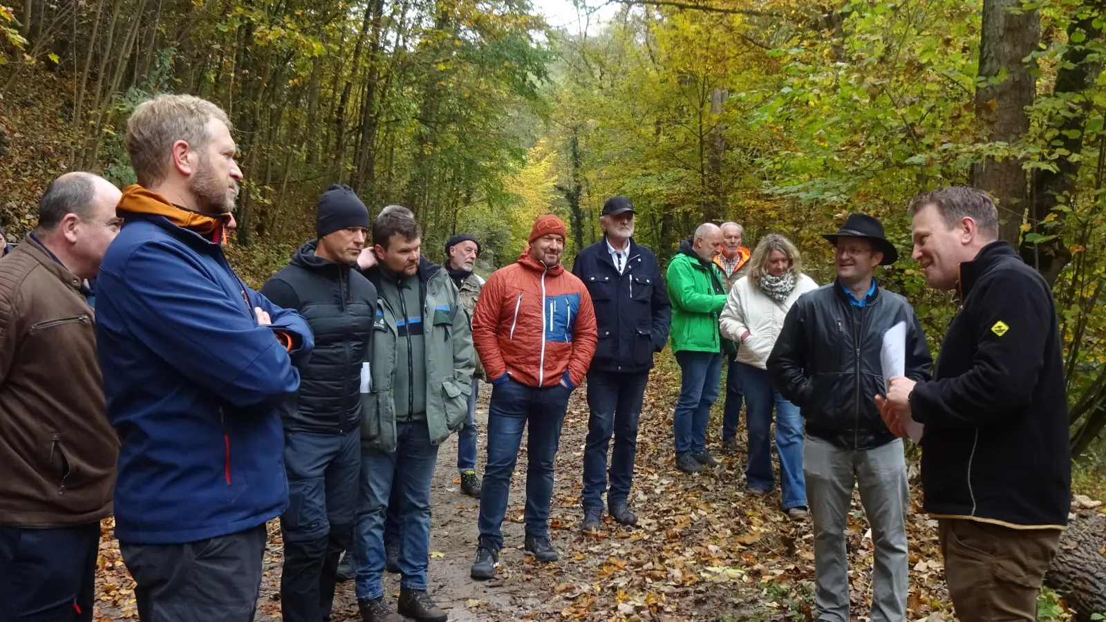Forstamtsleiter Daniel Gros (ganz rechts) spricht über das Eschentriebsterben und die Verkehrssicherung. (Foto: Karl-Heinz Gisbertz)