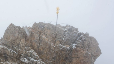 Nebelwolken umhüllen bei Schneetreiben auf der Zugspitze die Aussichtsplattform. (Foto: Peter Kneffel/dpa/Symbolbild)