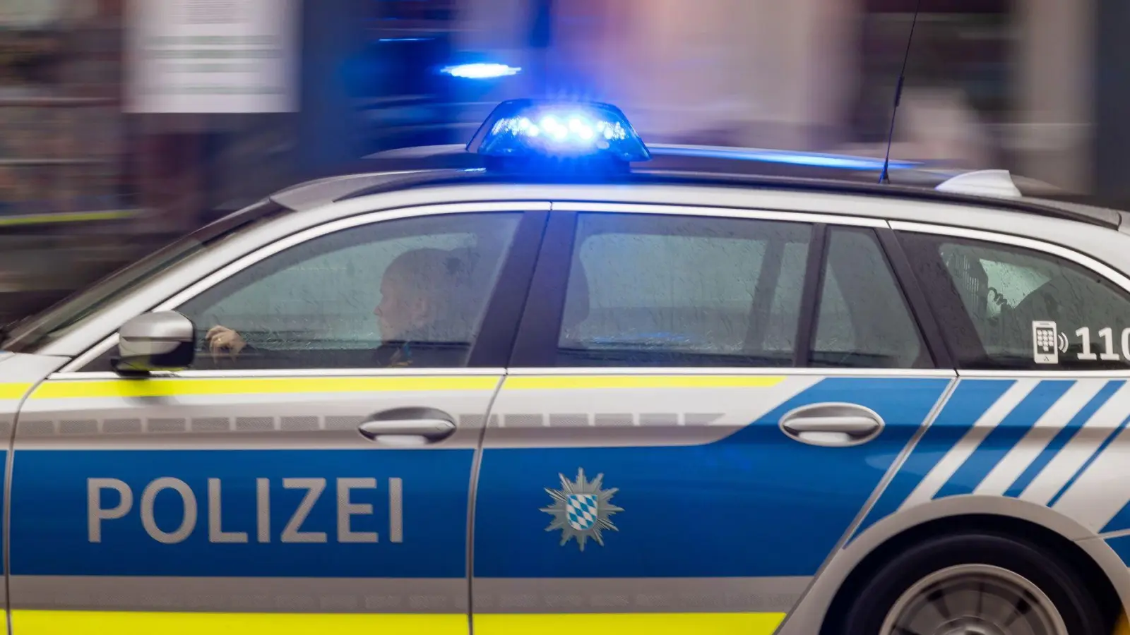 Beide Streifenwagen hatten Blaulicht und Martinshorn eingeschaltet, als sie unterwegs waren. (Symbolbild) (Foto: Peter Kneffel/dpa)