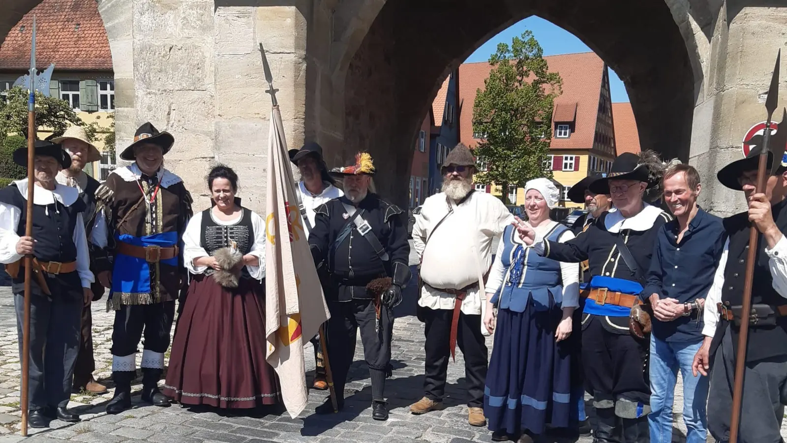 Ein bewegender Moment war es für den Historienverein „Die Getreuen des Königs Gustav Adolf 1632“, als ihnen Oberbürgermeister Dr. Christoph Hammer den Schlüssel zum Turm des Nördlinger Tors übergab. (Foto: Getreue des Königs)