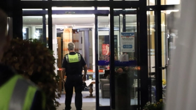 Der Täter ließ sich widerstandslos festnehmen, hieß es. (Foto: Sascha Thelen/dpa)