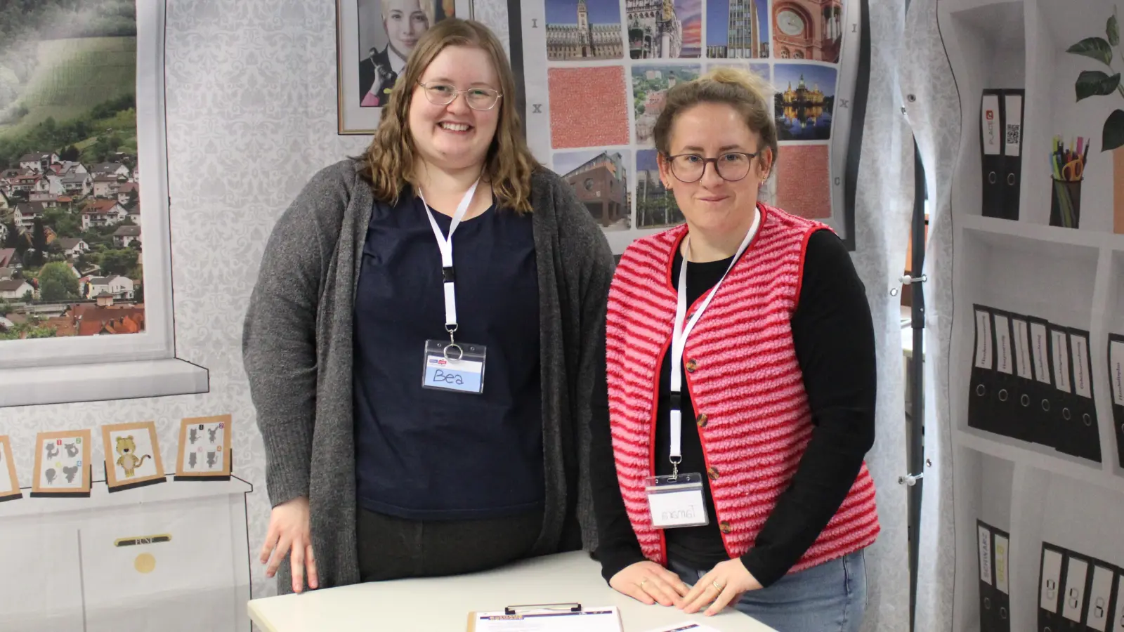 Beatrix Friedsmann (links) und Tamara Schmidt stehen vor den Wänden, die beim Lösen des kommunalen Escape Rooms helfen sollen. (Foto: Constantin Prosch)